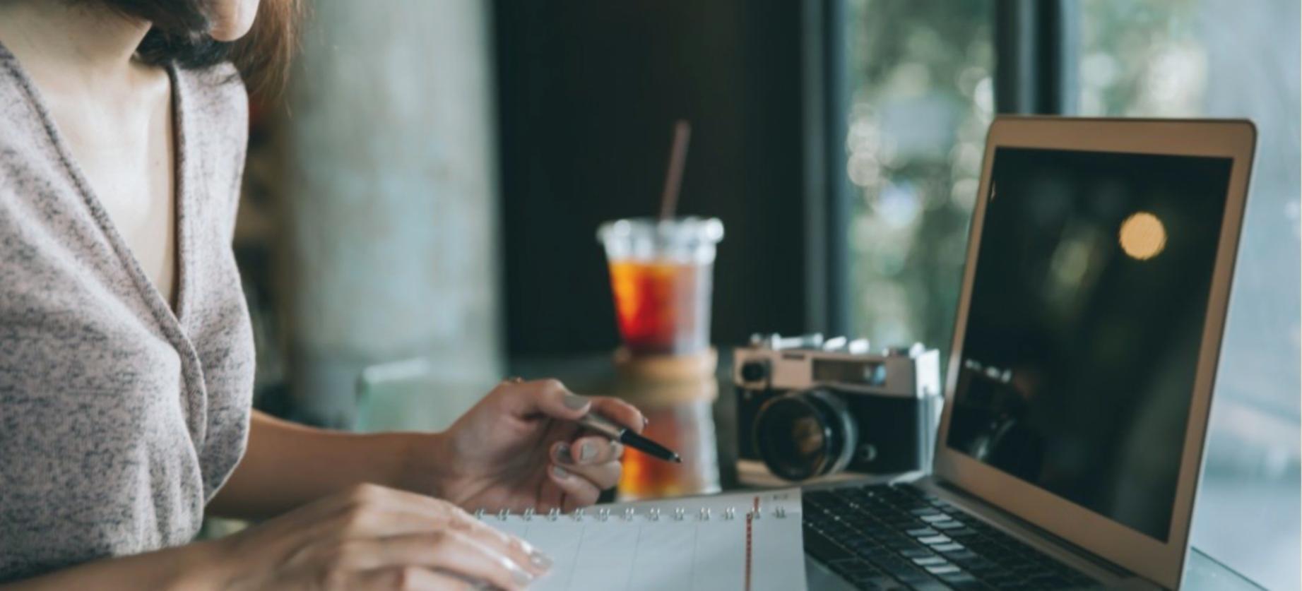 Espace d'apprentissage moderne avec ambiance professionnelle